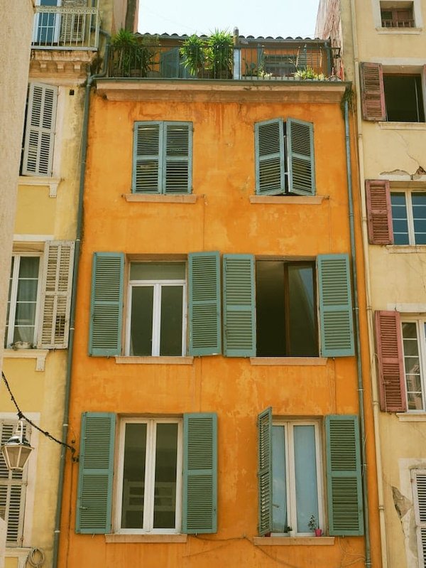 Comment réparer une fenêtre qui ne s'ouvre plus correctement et qui présente des problèmes d'étanchéité ?