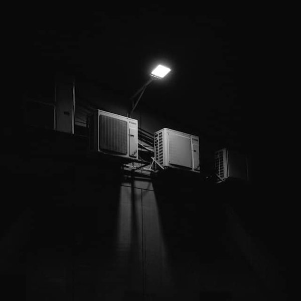 Quelles sont les étapes pour installer un éclairage extérieur avec détecteur de mouvement et de présence à distance ?