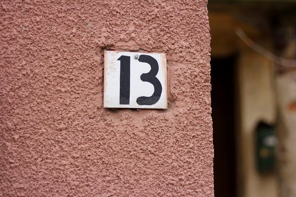 Signalétique de maison : pourquoi installer une plaque de numéro ?