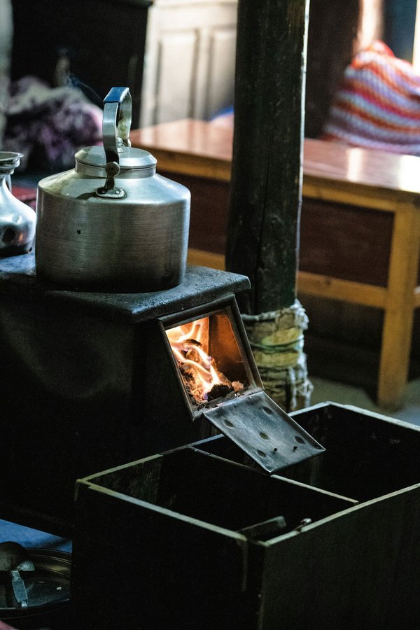 La cuisinière à bois : un élément central pour une cuisine conviviale